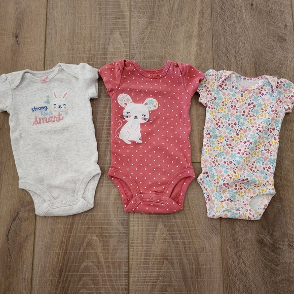 CARTER'S | Newborn Babygirl Bundle- Mix of PJs & Onsies - Picture 5 of 6